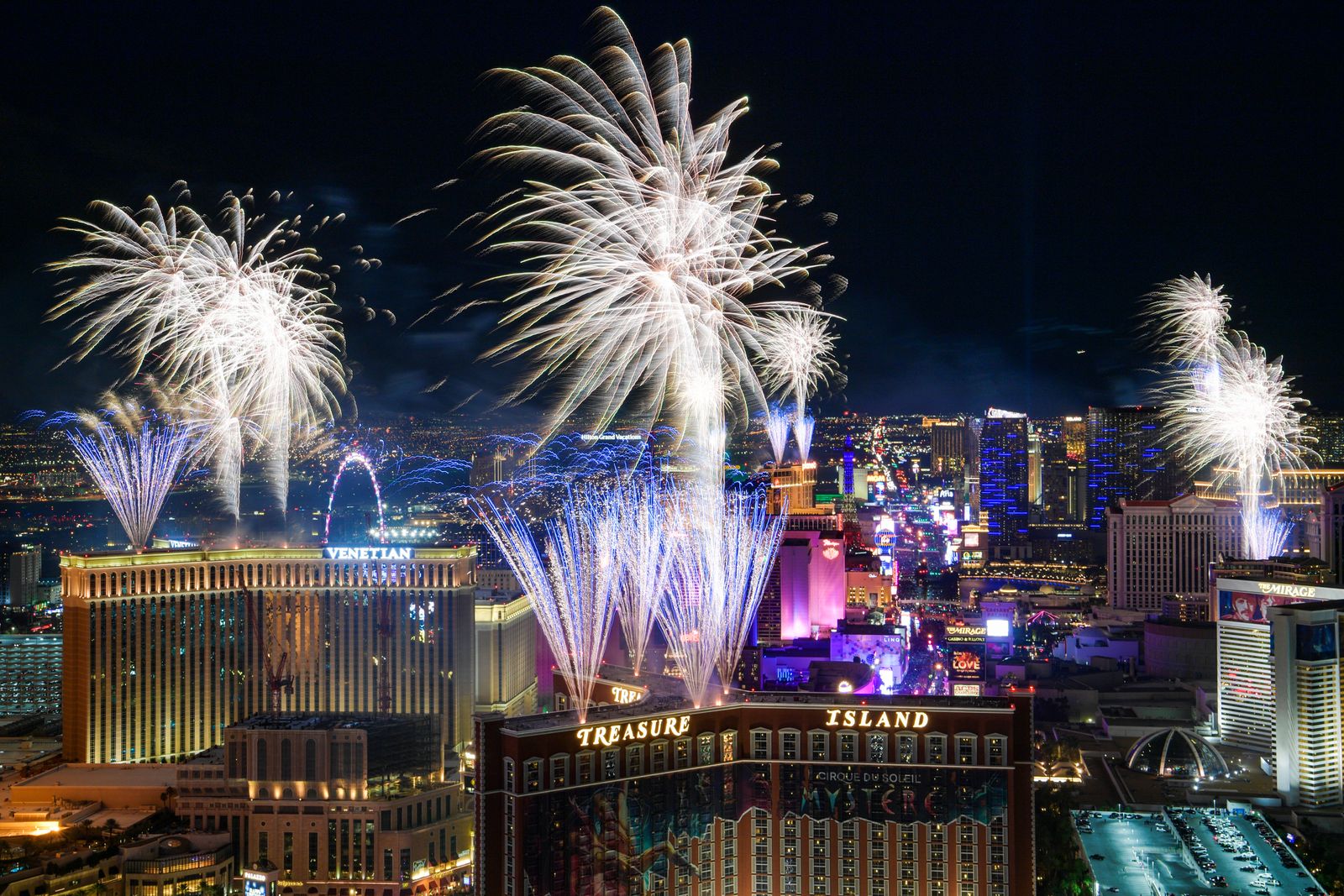 The Largest New Year’s Eve Fireworks Show in the United States Lit Up